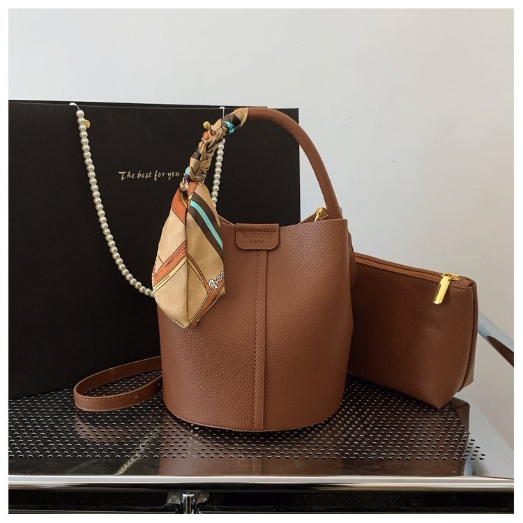 PU moterų kibiro tipo rankinė su kryžminiu dirželiu ir šilko šalikų detale, vasara 2025, kasdieniniam dėvėjimui