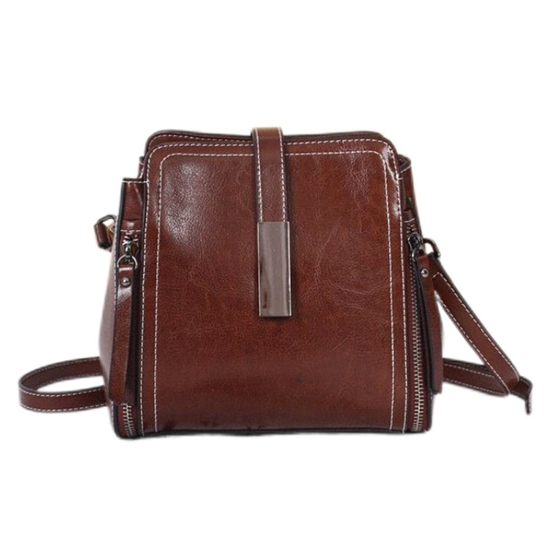 Kožna bucket torba s uljno-voskovim završetkom, zatvarač na zip, unutarnji džepovi: džep na zip, džep za mobitel, džep za ID