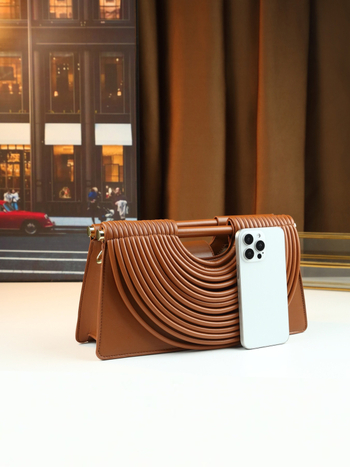 Ručne tkaná clutch taška z PU kože, vodorovný štvorcový tvar, magnetické zapínanie, podšívka z polyesteru, vrecko na telefón