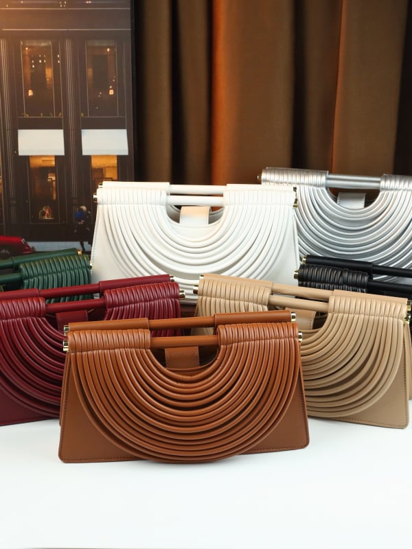 Ručne tkaná clutch taška z PU kože, vodorovný štvorcový tvar, magnetické zapínanie, podšívka z polyesteru, vrecko na telefón