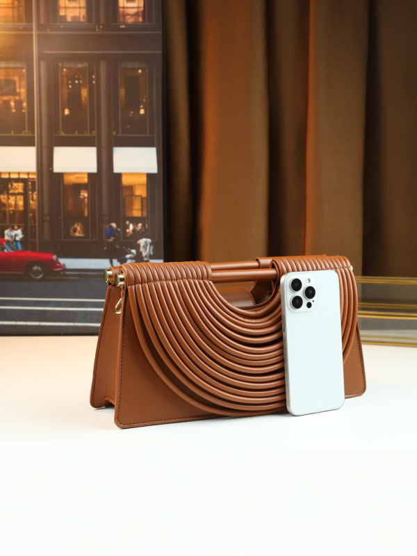 Ručne tkaná clutch taška z PU kože, vodorovný štvorcový tvar, magnetické zapínanie, podšívka z polyesteru, vrecko na telefón