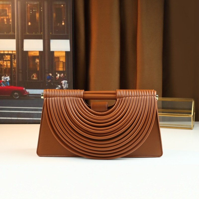 Ručne tkaná clutch taška z PU kože, vodorovný štvorcový tvar, magnetické zapínanie, podšívka z polyesteru, vrecko na telefón
