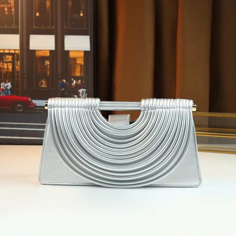 Ručne tkaná clutch taška z PU kože, vodorovný štvorcový tvar, magnetické zapínanie, podšívka z polyesteru, vrecko na telefón