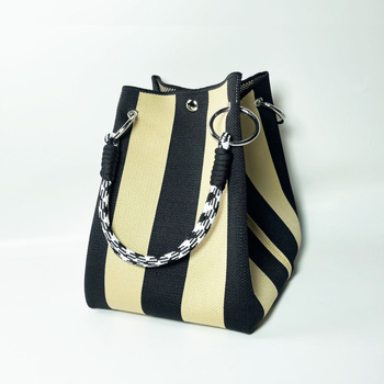 Bucket krepšys cilindrine forma iš poliesterio, magnetinis užsegimas, dviguba pečių juosta, trijų matmenų dizainas