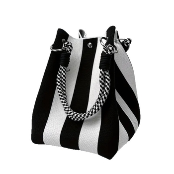 Bucket krepšys cilindrine forma iš poliesterio, magnetinis užsegimas, dviguba pečių juosta, trijų matmenų dizainas