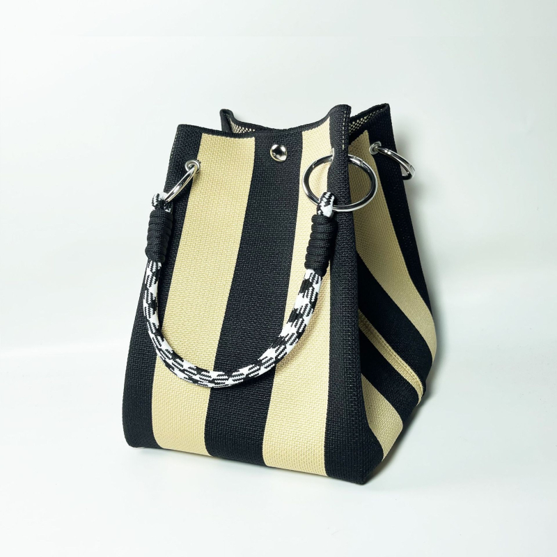 Bucket krepšys cilindrine forma iš poliesterio, magnetinis užsegimas, dviguba pečių juosta, trijų matmenų dizainas