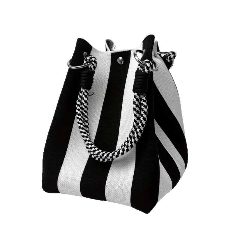 Bucket krepšys cilindrine forma iš poliesterio, magnetinis užsegimas, dviguba pečių juosta, trijų matmenų dizainas