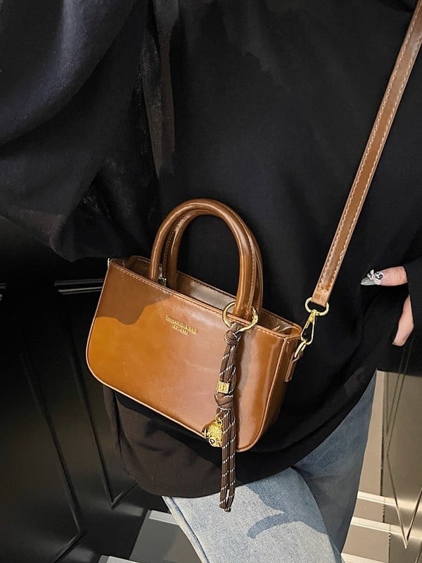 Dámska PU crossbody taška, street-style, horizontálny štvorcový tvar, zapínanie na zips, vnútorné skryté vrecko a vrecko na identifikačnú kartu