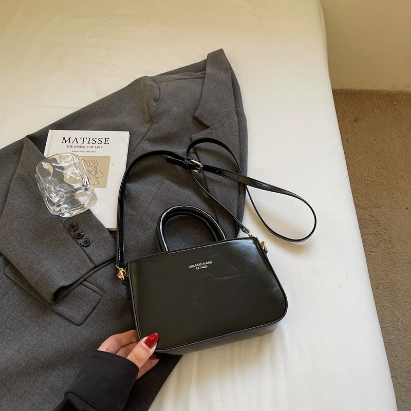 Dámska PU crossbody taška, street-style, horizontálny štvorcový tvar, zapínanie na zips, vnútorné skryté vrecko a vrecko na identifikačnú kartu