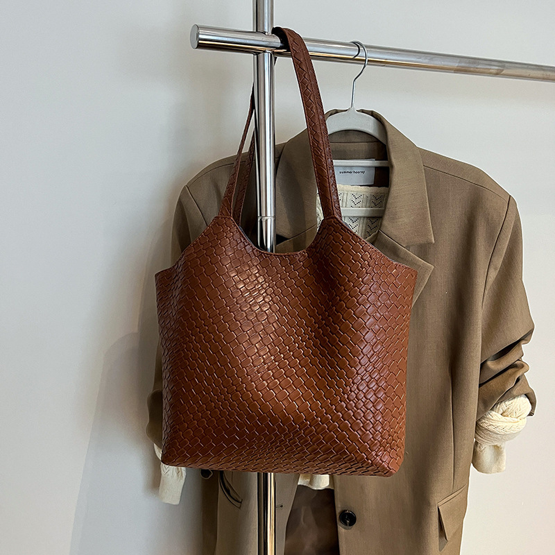 Dámska taška na rameno s veľkou kapacitou, mestský minimalistický štýl, PU materiál, tvar vedra, zapínanie na zips, vnútorná zipsová kapsa
