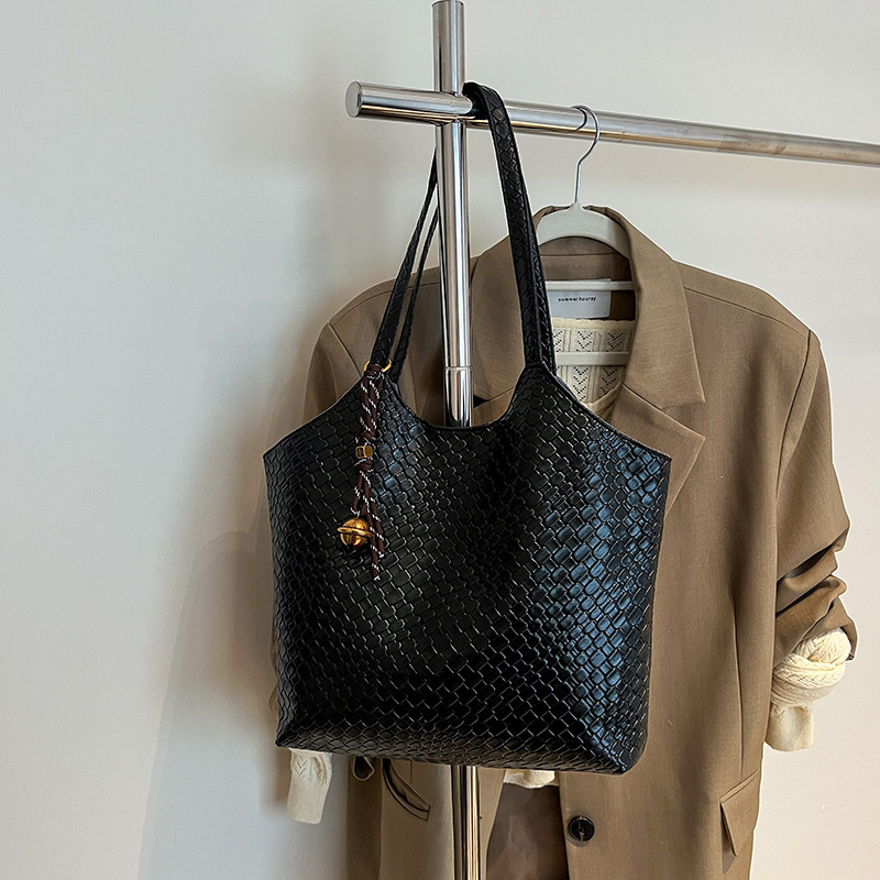 Dámska taška na rameno s veľkou kapacitou, mestský minimalistický štýl, PU materiál, tvar vedra, zapínanie na zips, vnútorná zipsová kapsa