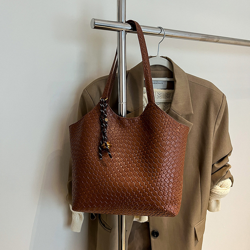 Dámska taška na rameno s veľkou kapacitou, mestský minimalistický štýl, PU materiál, tvar vedra, zapínanie na zips, vnútorná zipsová kapsa