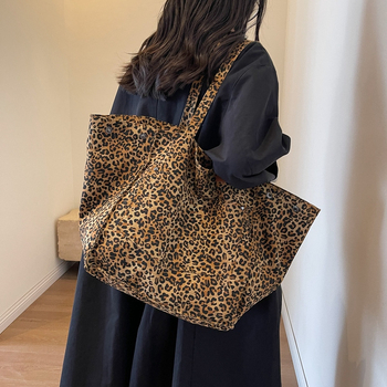 Dámska taška s leopardím vzorom, tote taška na rameno, pláťová, vertikálne štvorcový tvar, magnetické zapínanie, vnútorné vrecká pre telefón a identifikačnú kartu