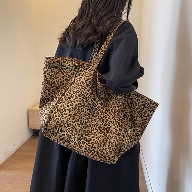 Dámska taška s leopardím vzorom, tote taška na rameno, pláťová, vertikálne štvorcový tvar, magnetické zapínanie, vnútorné vrecká pre telefón a identifikačnú kartu