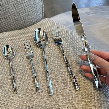 Σετ μαχαιροπίρουνα από ανοξείδωτο ατσάλι 18/10 με διαμαντοκομμένες επιφάνειες και μοναδικό σχήμα – υψηλής ποιότητας