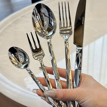 Σετ μαχαιροπίρουνα από ανοξείδωτο ατσάλι 18/10 με διαμαντοκομμένες επιφάνειες και μοναδικό σχήμα – υψηλής ποιότητας