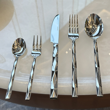 Σετ μαχαιροπίρουνα από ανοξείδωτο ατσάλι 18/10 με διαμαντοκομμένες επιφάνειες και μοναδικό σχήμα – υψηλής ποιότητας