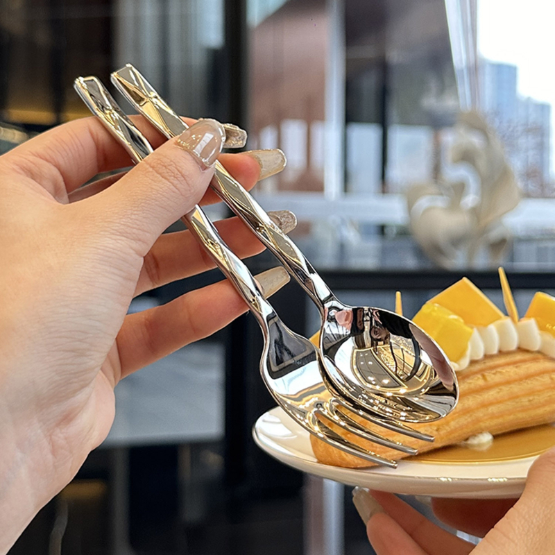 Nažu, dakšu un karotes komplekts no 18/10 nerūsējošā tērauda ar dimanta griezuma fasetēm un unikālu formu – augstas klases servīze