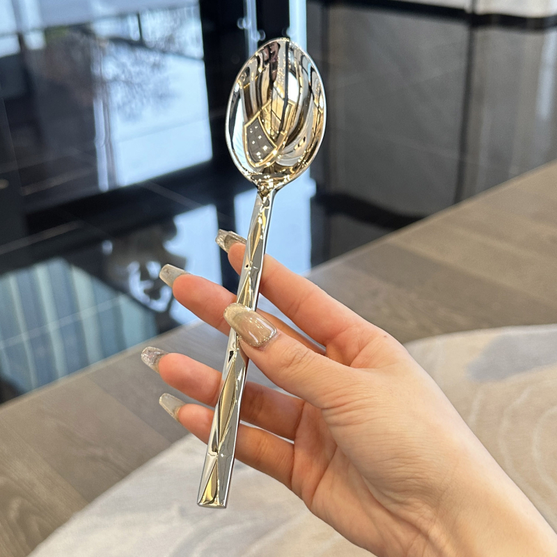 Nažu, dakšu un karotes komplekts no 18/10 nerūsējošā tērauda ar dimanta griezuma fasetēm un unikālu formu – augstas klases servīze