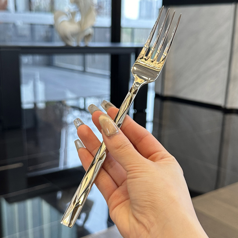 Nažu, dakšu un karotes komplekts no 18/10 nerūsējošā tērauda ar dimanta griezuma fasetēm un unikālu formu – augstas klases servīze