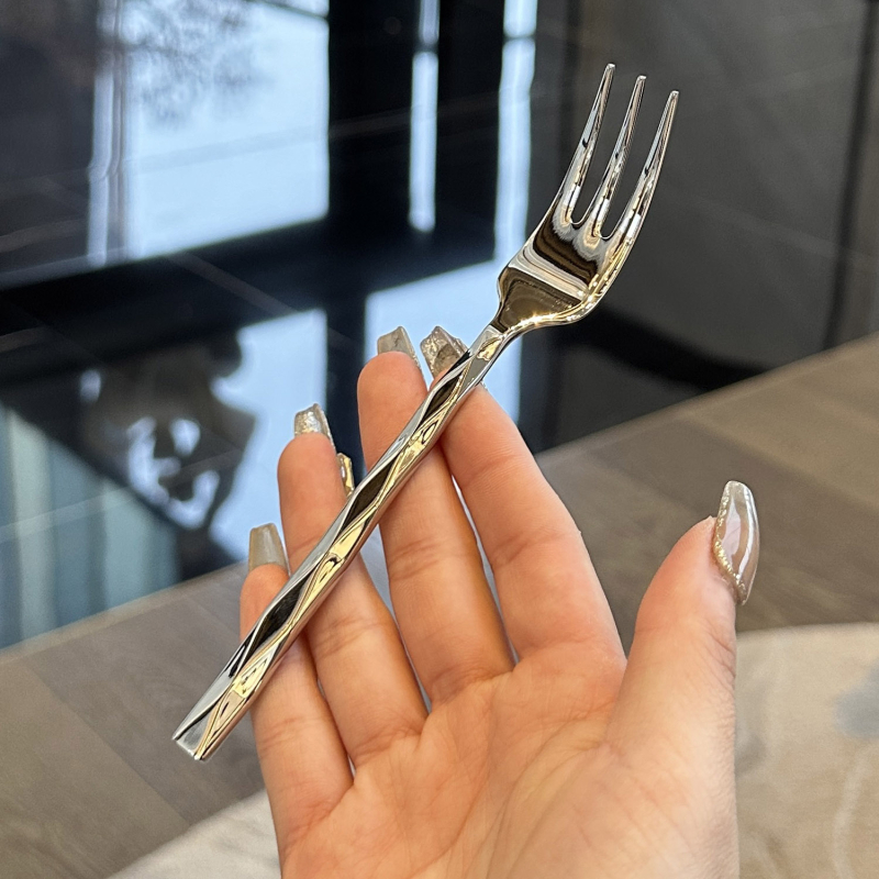 Nažu, dakšu un karotes komplekts no 18/10 nerūsējošā tērauda ar dimanta griezuma fasetēm un unikālu formu – augstas klases servīze