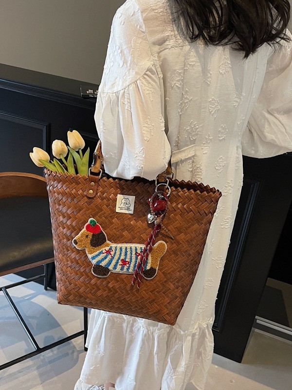 Плетена Tote торба — свеж и сладък стил, плетена конструкция, хоризонтална квадратна форма, отворено положение, средно-мека твърдост