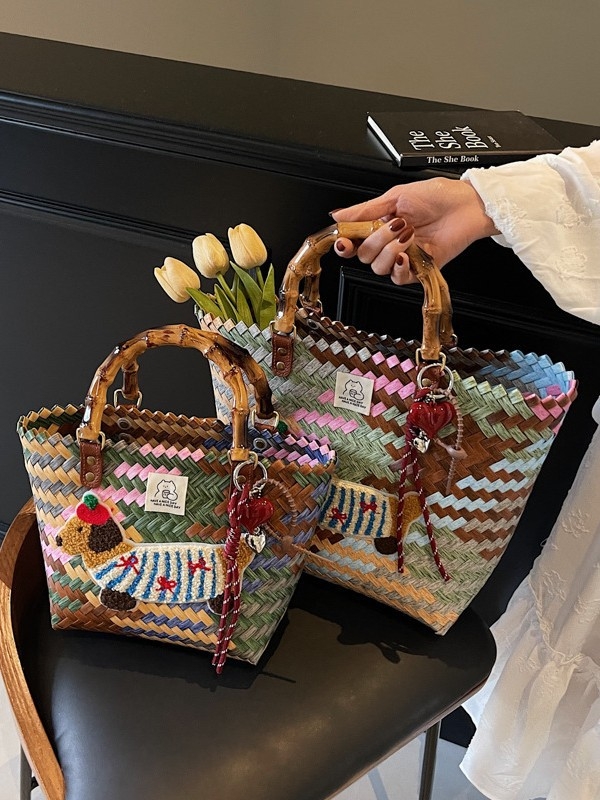 Плетена Tote торба — свеж и сладък стил, плетена конструкция, хоризонтална квадратна форма, отворено положение, средно-мека твърдост