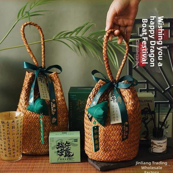 Poklon kutija za Festival zmajevih čamaca s čajem, soljenim jajima od patke i rižinim knedlama u košari od slame