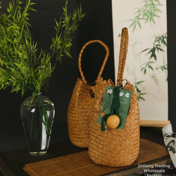 Poklon kutija za Festival zmajevih čamaca s čajem, soljenim jajima od patke i rižinim knedlama u košari od slame