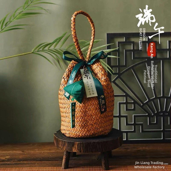 Poklon kutija za Festival zmajevih čamaca s čajem, soljenim jajima od patke i rižinim knedlama u košari od slame