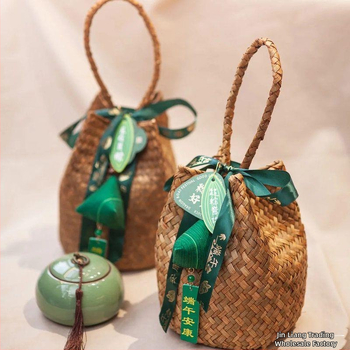 Poklon kutija za Festival zmajevih čamaca s čajem, soljenim jajima od patke i rižinim knedlama u košari od slame