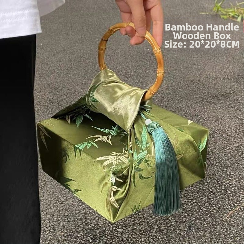 Poklon kutija za Festival zmajevih čamaca s čajem, soljenim jajima od patke i rižinim knedlama u košari od slame