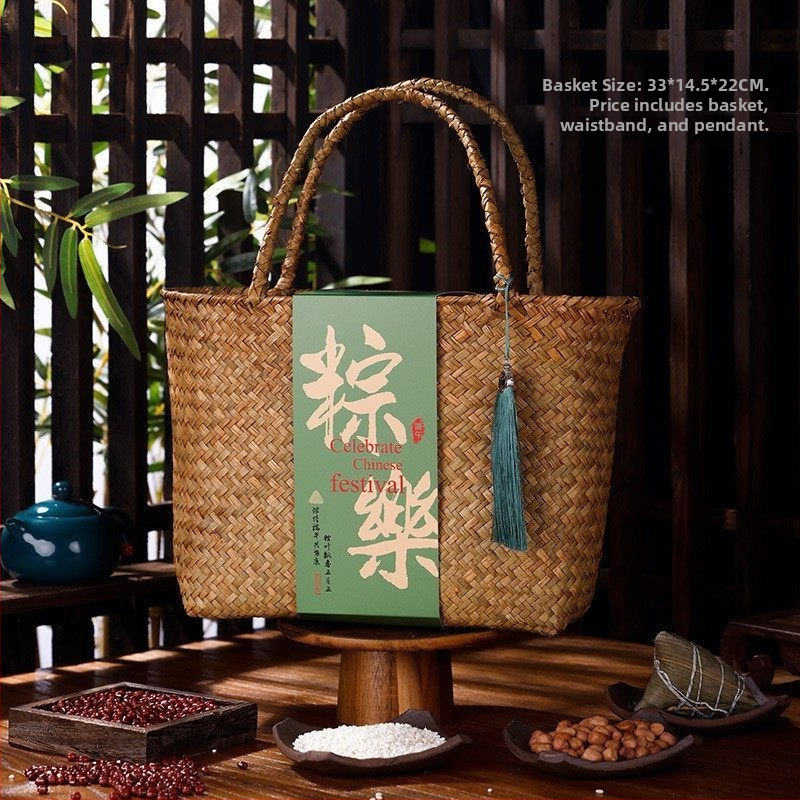 Poklon kutija za Festival zmajevih čamaca s čajem, soljenim jajima od patke i rižinim knedlama u košari od slame