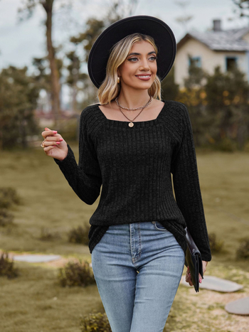 Slim-fit sveter z bavlny-poliesteru s hranatým golierom, dlhé rukávy, pletený s detailmi švov