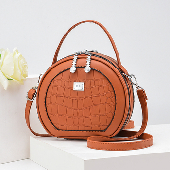 Crossbody taška, malý okrúhly tvar, PU materiál, zips otvorenie, vnútorná kapsa na zips, polyesterová výstelka