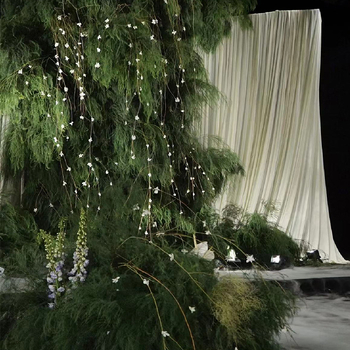 Kabantys dirbtinių augalų užuolaida (Medžiaga: minkštas klijai; Amatai: stilizavimas, injekcinis formavimas; Panaudojimas: vestuvėms, fotografijos rekvizitai, namų dekoras)