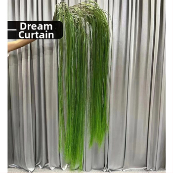 Kabantys dirbtinių augalų užuolaida (Medžiaga: minkštas klijai; Amatai: stilizavimas, injekcinis formavimas; Panaudojimas: vestuvėms, fotografijos rekvizitai, namų dekoras)