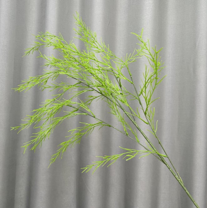 Kabantys dirbtinių augalų užuolaida (Medžiaga: minkštas klijai; Amatai: stilizavimas, injekcinis formavimas; Panaudojimas: vestuvėms, fotografijos rekvizitai, namų dekoras)