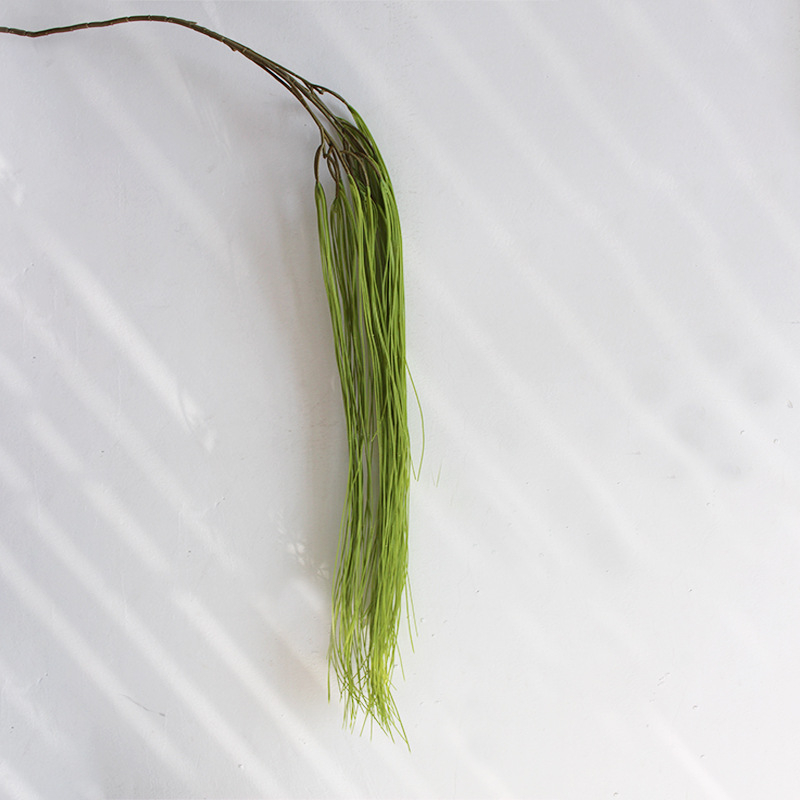 Kabantys dirbtinių augalų užuolaida (Medžiaga: minkštas klijai; Amatai: stilizavimas, injekcinis formavimas; Panaudojimas: vestuvėms, fotografijos rekvizitai, namų dekoras)