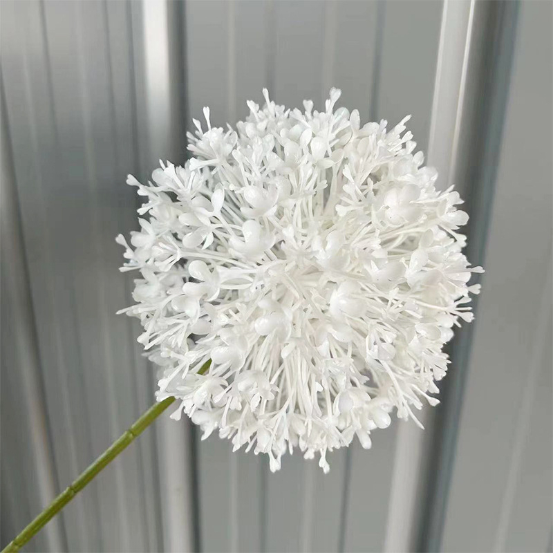 Kabantys dirbtinių augalų užuolaida (Medžiaga: minkštas klijai; Amatai: stilizavimas, injekcinis formavimas; Panaudojimas: vestuvėms, fotografijos rekvizitai, namų dekoras)