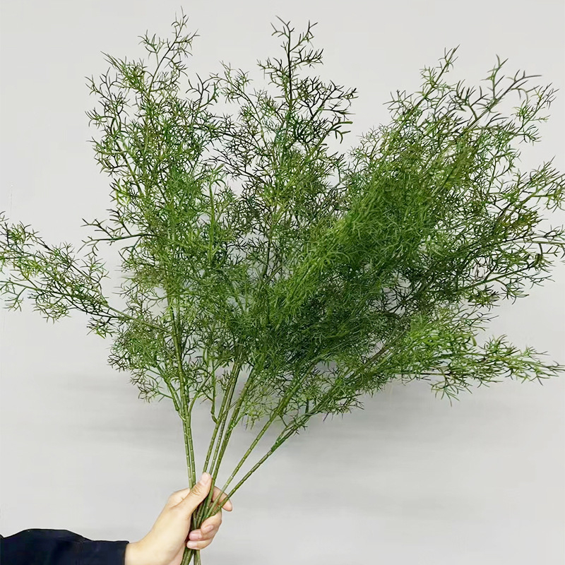 Kabantys dirbtinių augalų užuolaida (Medžiaga: minkštas klijai; Amatai: stilizavimas, injekcinis formavimas; Panaudojimas: vestuvėms, fotografijos rekvizitai, namų dekoras)