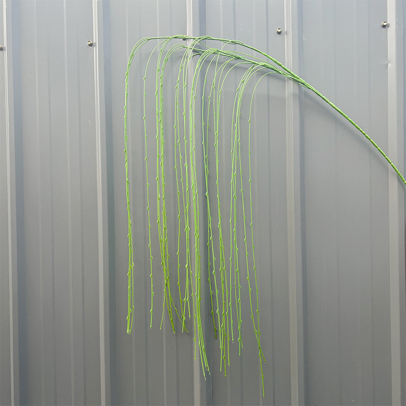 Kabantys dirbtinių augalų užuolaida (Medžiaga: minkštas klijai; Amatai: stilizavimas, injekcinis formavimas; Panaudojimas: vestuvėms, fotografijos rekvizitai, namų dekoras)