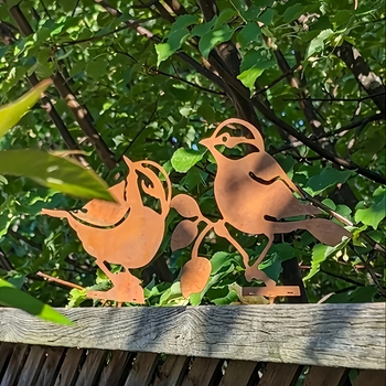 Γλυπτό κήπου με πέντε σιλουέτες πουλιών από μέταλλο, χειροποίητο, μοντέρνος μινιμαλιστικός σχεδιασμός, με ξύλινους πασσάλους.