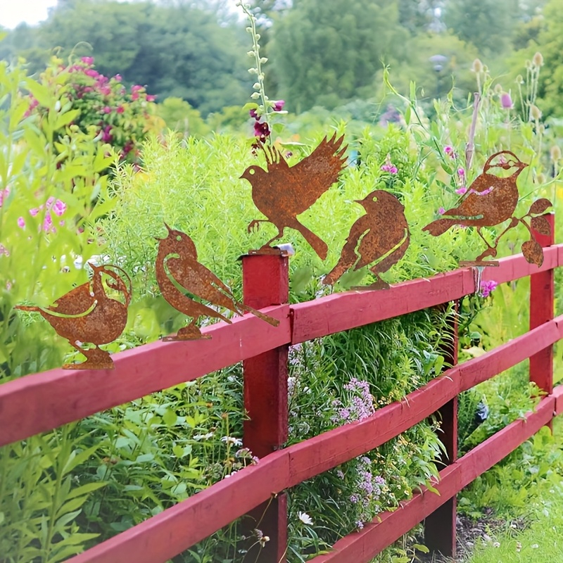 Γλυπτό κήπου με πέντε σιλουέτες πουλιών από μέταλλο, χειροποίητο, μοντέρνος μινιμαλιστικός σχεδιασμός, με ξύλινους πασσάλους.