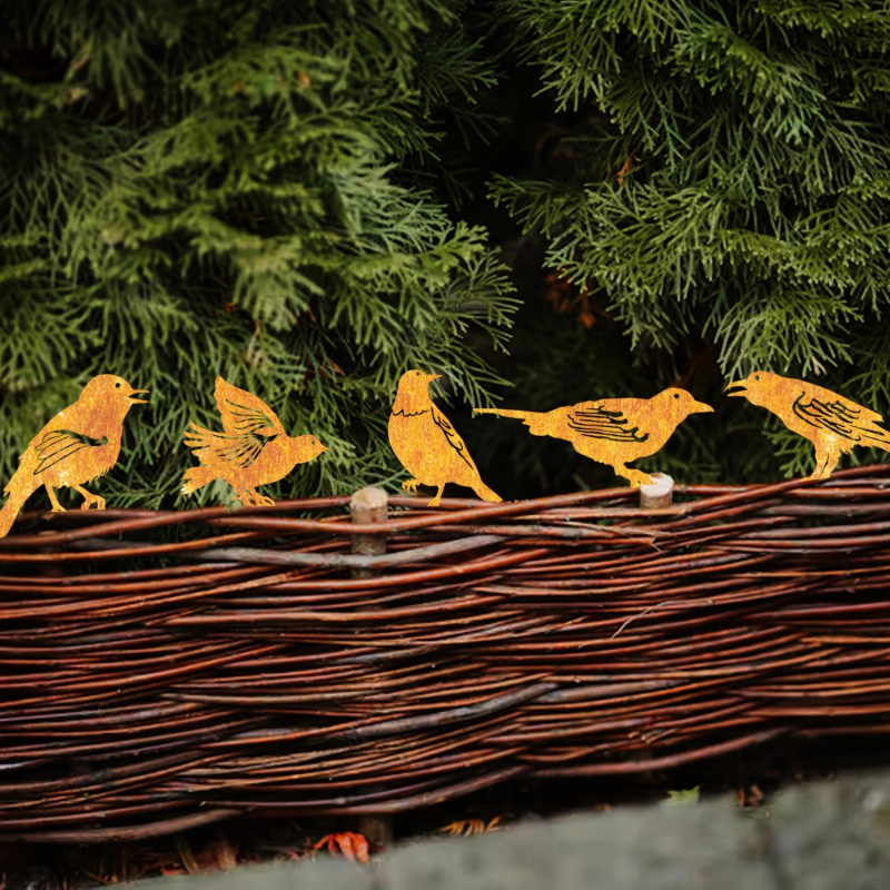 Γλυπτό κήπου με πέντε σιλουέτες πουλιών από μέταλλο, χειροποίητο, μοντέρνος μινιμαλιστικός σχεδιασμός, με ξύλινους πασσάλους.