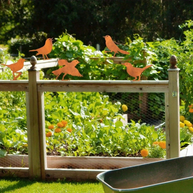 Γλυπτό κήπου με πέντε σιλουέτες πουλιών από μέταλλο, χειροποίητο, μοντέρνος μινιμαλιστικός σχεδιασμός, με ξύλινους πασσάλους.