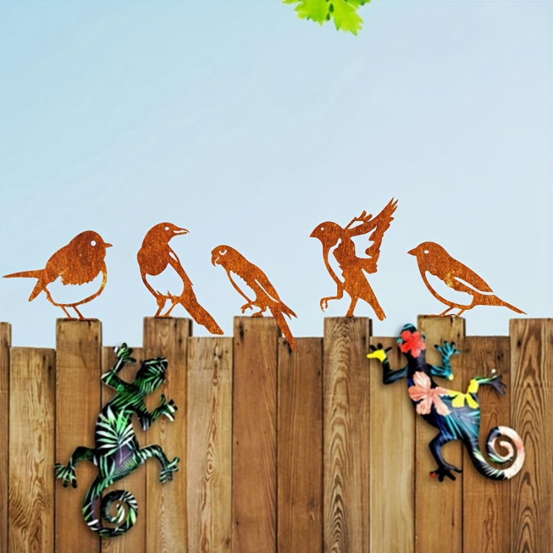 Γλυπτό κήπου με πέντε σιλουέτες πουλιών από μέταλλο, χειροποίητο, μοντέρνος μινιμαλιστικός σχεδιασμός, με ξύλινους πασσάλους.