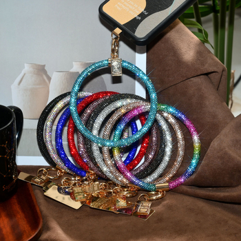 Ланярд за телефон с кристални камъни – ръчна изработка, метална висулка с форма човек, каишка от кристални нишки и метална катарама