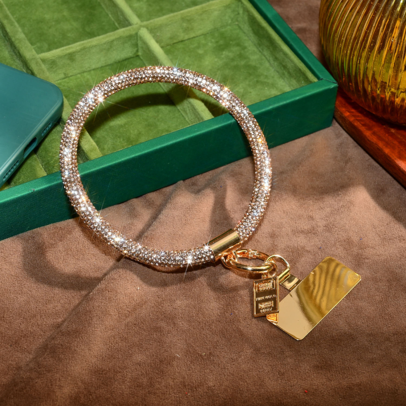 Ланярд за телефон с кристални камъни – ръчна изработка, метална висулка с форма човек, каишка от кристални нишки и метална катарама