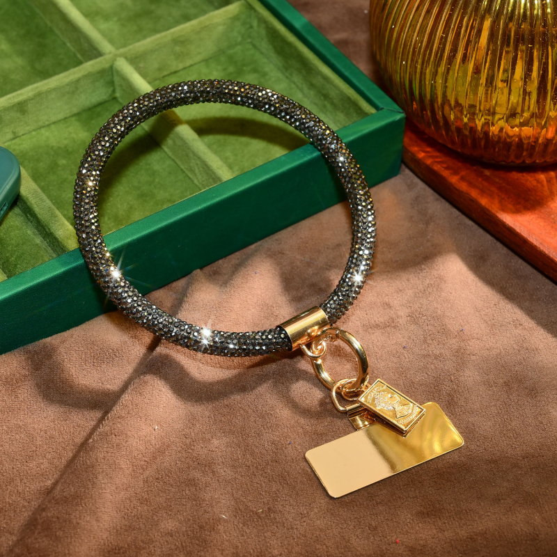 Ланярд за телефон с кристални камъни – ръчна изработка, метална висулка с форма човек, каишка от кристални нишки и метална катарама